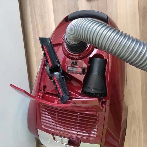 Prodám zachovalý a zcela funkční vysavač Elektrolux EQUIPT,vysavač má velmi silný tah a je přitom tichý.Výkon motoru je