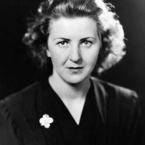 Jako dítě chodila do klášterní školy. Jejími rodiči byl učitel Friedrich Braun a švadlena Franziska Braunová.