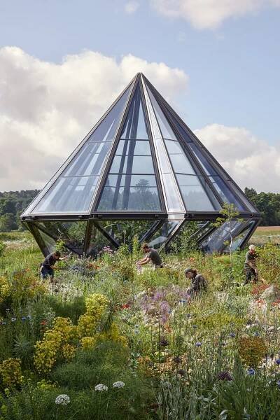 Heatherwick Studio’s Sculptural Glasshouse Unfurls into a Crown