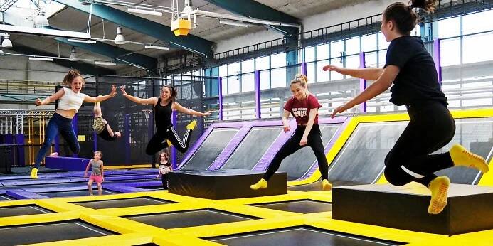 Zábavný JumpPark Brno: hodinový vstup na trampolíny pro děti i dospělé