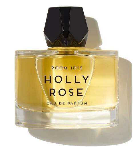 Niche parfém Hollyrose od Room1015 stojí na základech toskánské růže. Její vůně se prolíná s pačuli, růží absolute, orchidejí, černým pepřem i černým rybízem. Vůně, která je poctou módním ikonám a múzám rockerů ze 70. let, se prodává za 750 Kč