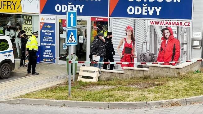 V Neratovicích ležela před obchody mrtvola. Další tělo našli v Karviné