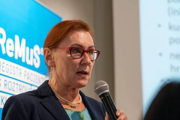 prof. MUDr. Eva Kubala Havrdová, Dr.Sc. na tiskové konferenci ReMuS 2023