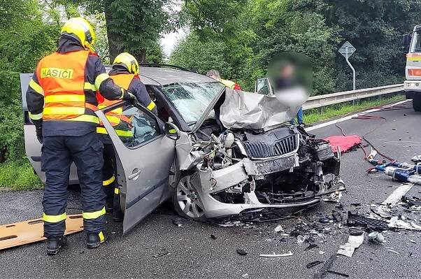 U vážné dopravní nehody se zranilo pět lidí