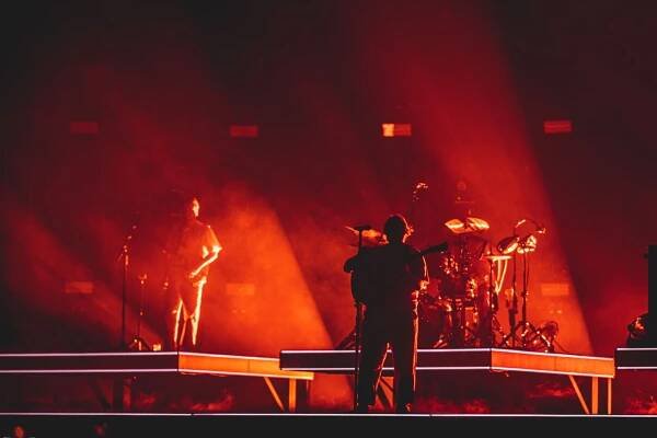 Recenze: Rádiové hity a přisprostlé vtipy. Lewis Capaldi byl v O2 areně perfektní