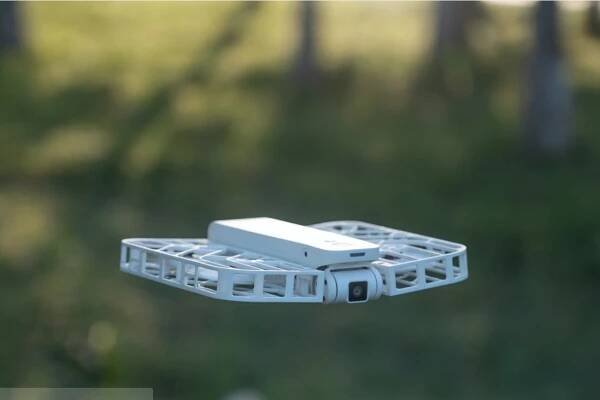 Kamerovací dron Hover Camera X1 sa dá používať aj bez diaľkového ovládania