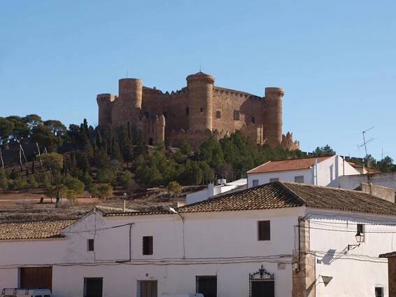 Vista del castillo desde el pueblo de Belmonte