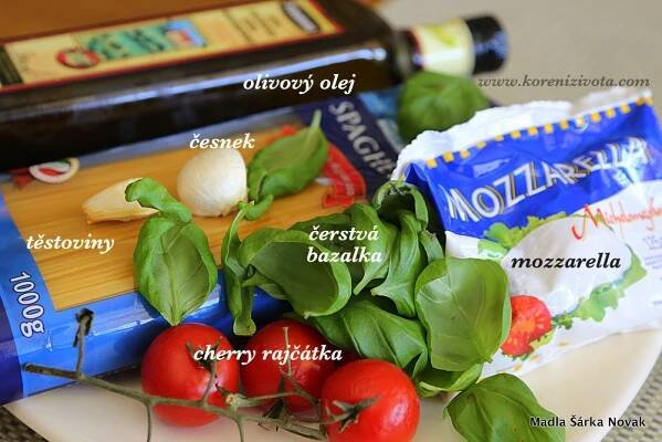 suroviny na fofr špagety s mozzarellou a rajčátky