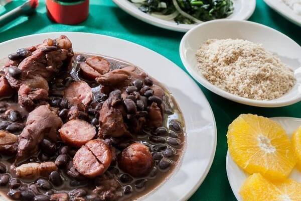 Feijoada: Z kombinace vepřového masa a obyčejných fazolí udělali Brazilci národní poklad - Jimeto.cz