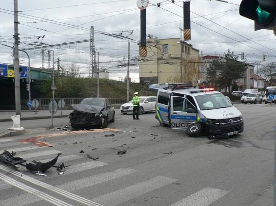 Pozor v Nádražní ulici, policisté tu řeší dvě dopravní nehody