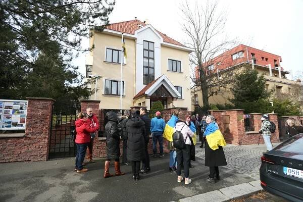 FOTO: Nad ambasádou zavlála vlajka Ukrajiny, pochází od elitní vojenské jednotky