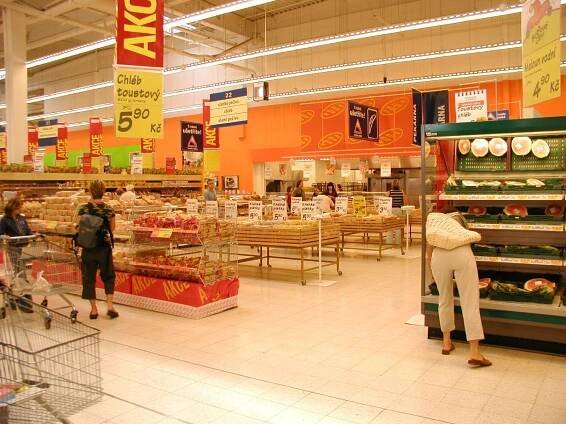 Foto: První hypermarket v Česku otevřel před 20 lety. Projděte se historií největších obchodů