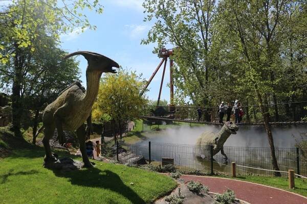 Dinopark, dinosauři. Foto © Suzelfe / Creative Commons / Attribution-Share Alike 4.0 International license