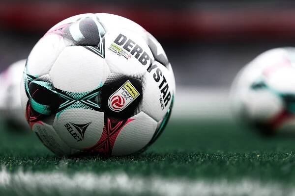 Ein Fußball am Rasen