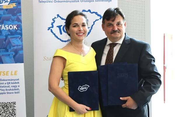 Radka Vladyková předala Memorandum o spolupráci s maďarským svazem měst a obcí TÖOSZ a jednala o budoucích společných aktivitách