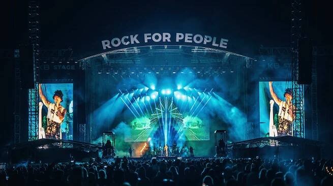 OBRAZEM: Oblohu nad festivalem Rock for People ovládly v pátek roje dronů
