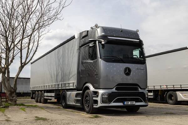 Tahač Mercedes Actros a návěs Schmitz Cargobull