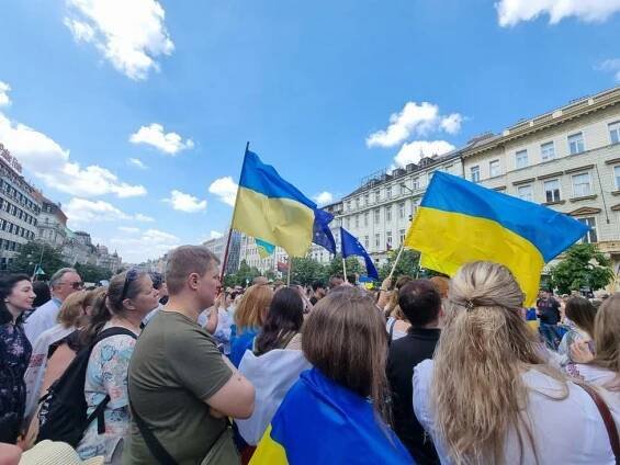 Centrem Prahy se nesly ukrajinské vlajky: „Děkujeme Česko,“ burácel průvod v tradičních krojích