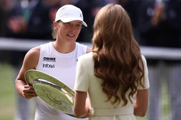 Catherine, Princess of Wales presents the Venus Rosewater Dish to Iga Swiatek.
