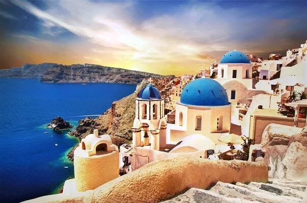 Úžasné Santorini nad východem slunce. Pohled na vesnici Oia s slavné Modré kostelů. Řecko. — Stock obrázek