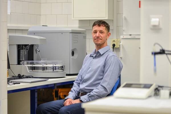 Musíme plošně zakázat „věčné chemikálie“. Jinak na to vymřeme, varuje expert na chemii