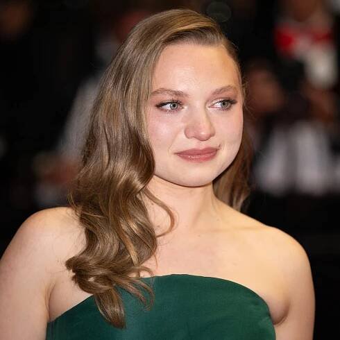 Mia Threapleton Channels Her Mom Kate Winslet While Making Her Cannes Debut