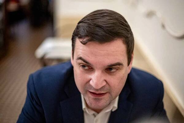 Z toho, že Babiš přivedl komunisty k moci, viním Fialu, říká Petr Macinka