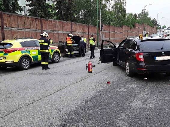V Třebíči se střetla tři osobní vozidla, nehoda si vyžádala zranění | hasici.cz 