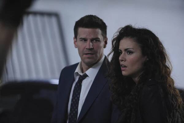 Sběratelé kostí - Hlava v kontejneru - Z filmu - David Boreanaz, Lisa Marcos