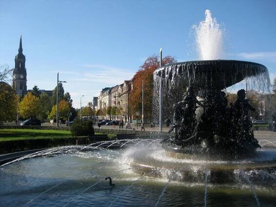 Brunnen auf dem Albertplatz mit Blick in die Hauptstraße