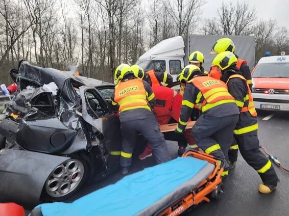 Hrozivá srážka vozidel v Karviné. Řidiče vyprošťovali hasiči, vrtulník v akci