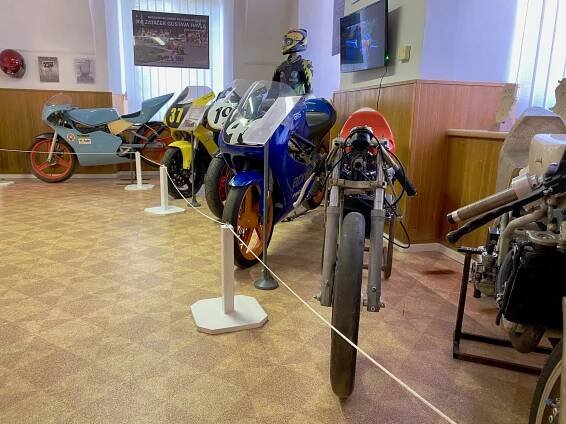 Chcete vidět nejlepší českou motorku na světě, jejíž genialitu zkoumali i Japonci? Za motocyklovými legendami si udělejte výlet do Hořic