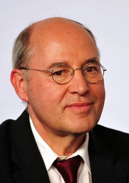 Soubor:Gregor Gysi (2013).jpg – Wikipedie
