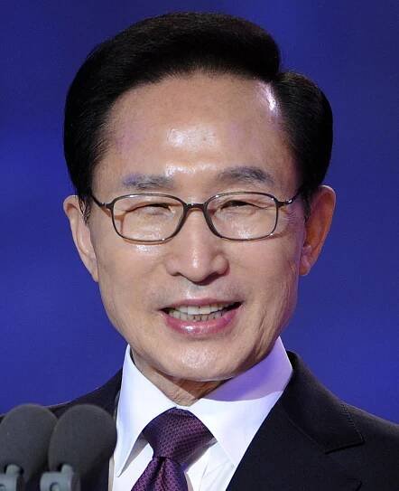 Soubor:Lee Myung-bak 2013-01-29.jpg – Wikipedie