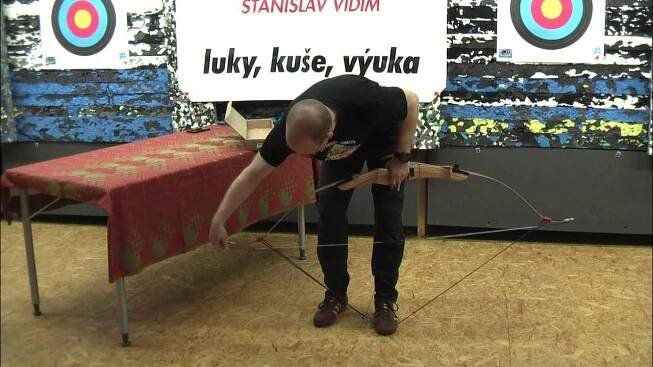 Nasazení tětivy na reflexní luk pomocí napínáku