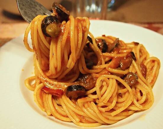 Klasický recept na Spaghetti alla puttanesca - Carujeme.cz