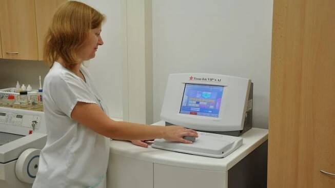 Vsetínská patologie využívá nový moderní tkáňový procesor