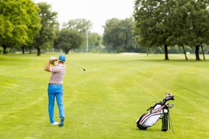 Mladý muž hraje golf — Stock obrázek