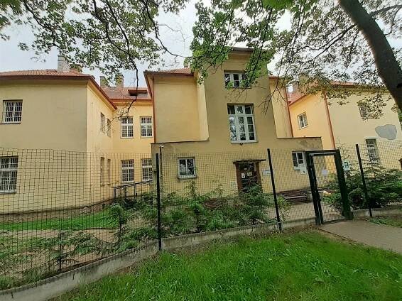 Muž při útěku z léčebny v Beřkovicích hrozil násilím. Policie po něm stále pátrá