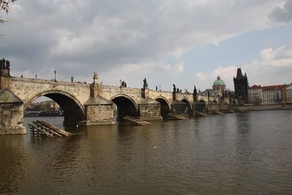 Karlův most je nejstarší stojící most přes řeku Vltavu v Praze a druhý nejstarší dochovaný most v Česku. Stavba začala v