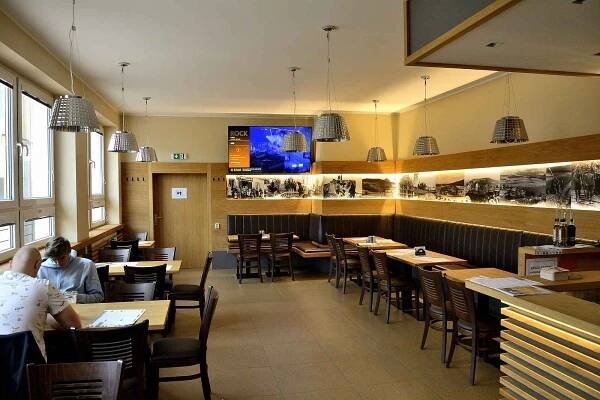 PODÍVEJTE SE: Obec Tmaň otevřela stylovou restauraci, šlo to i bez dotace