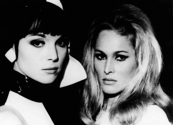 THE TENTH VICTIM, 9aka LA DECIMA VITTIMA), from left: Elsa Martinelli, Ursula Andress, 1965