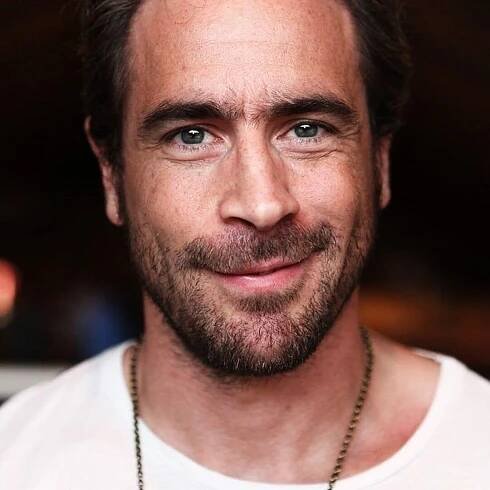 Grattis med Ola Rapace