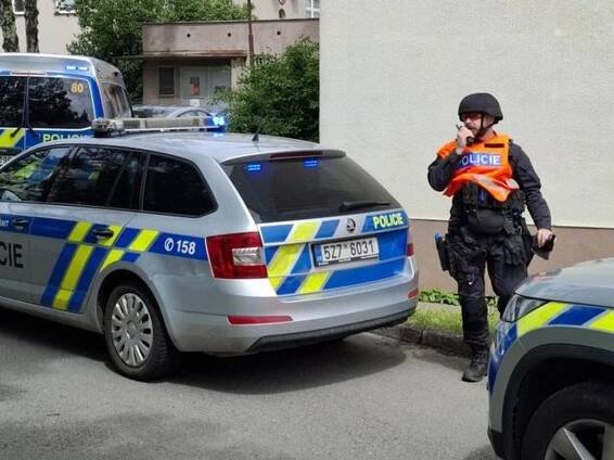 Policisté zneškodnili útočníky. Cvičení na úřadu práce ve Vsetíně