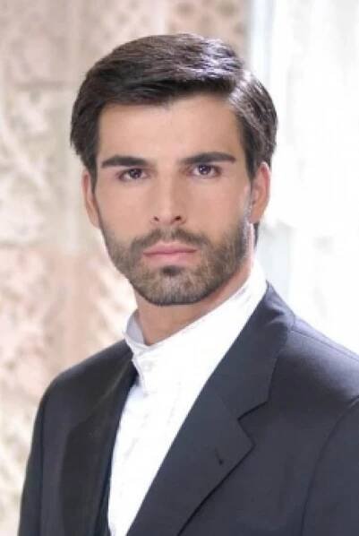 Der 46 Jahre alte 190 cm große Mehmet Akif Alakurt im 2025 Foto