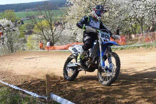 Motokrosová show v Merklíně: Plno fanoušků, v akci vrtulník i pomoc hasičů