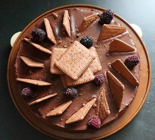 Čokoládový cheesecake s ostružinami a sušenkami Bebe
