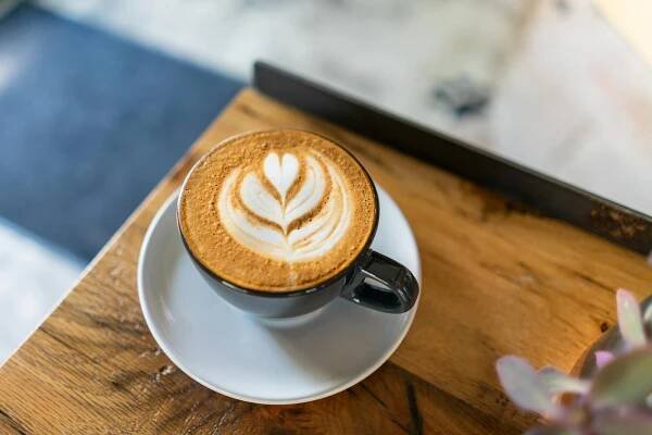 Free Top-down view of a latte with intricate art design in a Boulder, CO cafe. Stock Photo