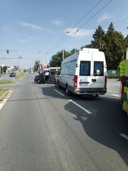 Nehoda auta a mikrobusu komplikuje dopravu v Hradci. Zranila se jedna osoba