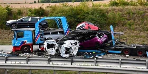 Pražský okruh ucpala nehoda kamionů. Po dálnici se válela nová auta